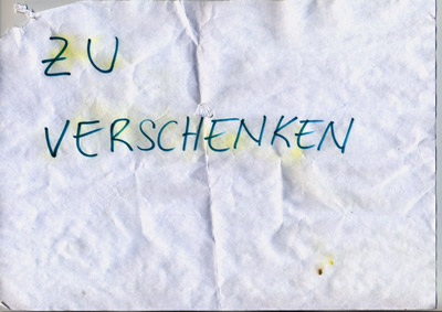 piece of paper with handwritten words “Zu Verschenken” (Give Away)