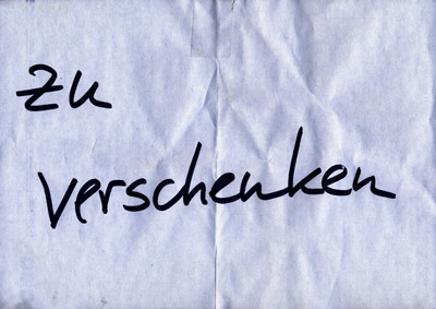 piece of paper with handwritten words “Zu Verschenken” (Give Away)